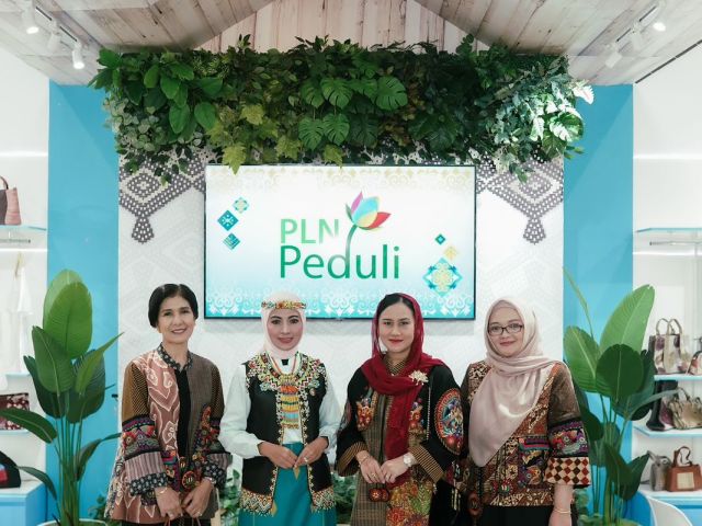 Ketua Bidang Manajemen Usaha (BMU) Dewan Kerajinan Nasional (Dekranas) yang juga istri dari Menteri Energi dan Sumber Daya Mineral (ESDM) Bahlil Lahadalia, Sri Suparni Bahlil (kedua dari kiri) saat mengunjungi booth PLN dalam gelaran Kriyanusa 2024 di Jakarta Convention Center (JCC) didampingi Ketua Umum Persatuan Istri Karyawan-Karyawati (PIKK) PLN, Diny Darmawan Prasodjo (kedua dari kanan), Wakil Ketua Pendamping PIKK PLN, Bonni Yusuf Didi Setiarto (kanan), dan Wakil Ketua Pendamping PIKK PLN, Sita Evy Haryadi (kiri).