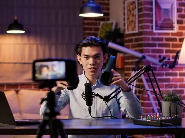 Content creator sedang membuat konten.