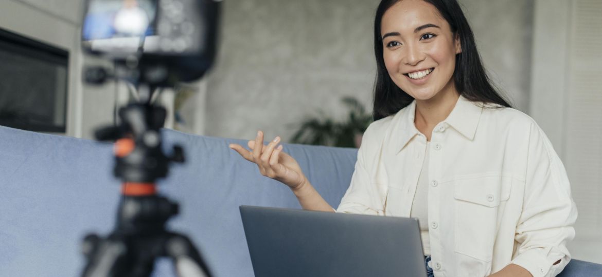 Seorang Perempuan Menjadi Content Creator, Satu Kompetensi yang Banyak Dibutuhkan