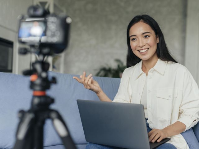 Seorang Perempuan Menjadi Content Creator, Satu Kompetensi yang Banyak Dibutuhkan