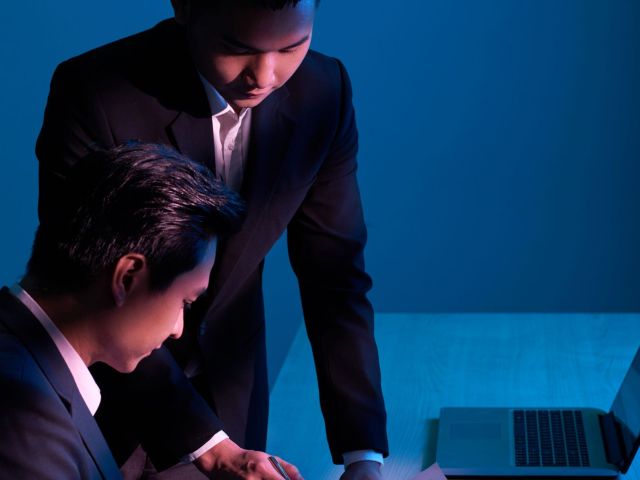 Ilustrasi Dua Orang Memulai Bisnis Menyambut Tahun Baru 2025