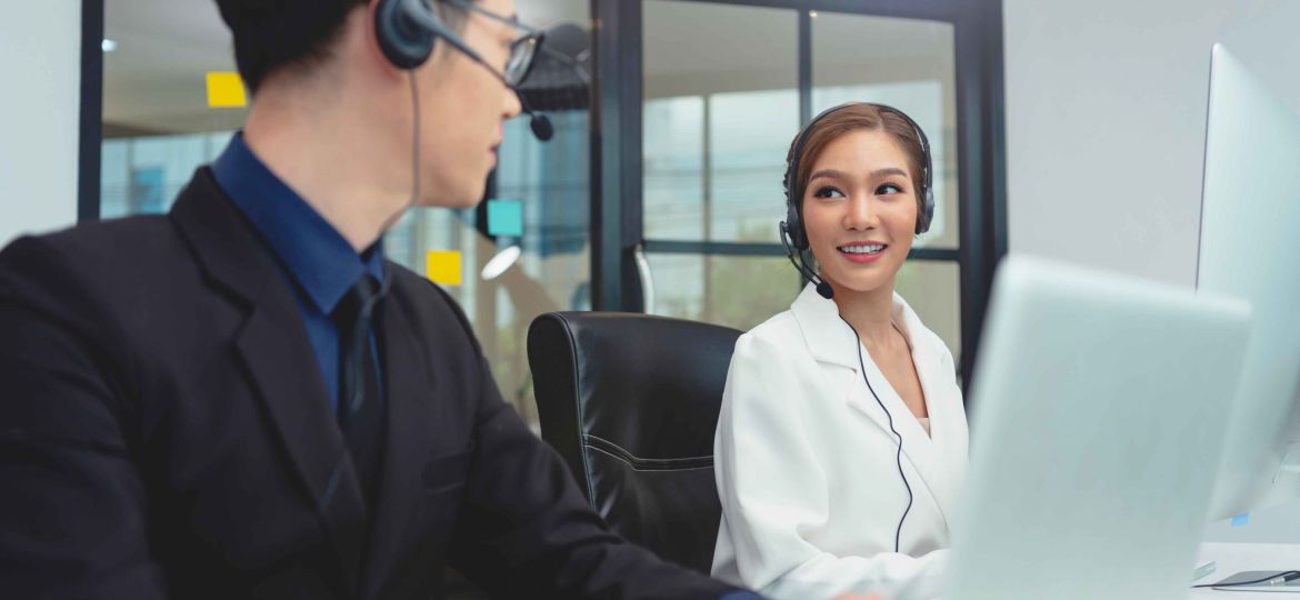 Ilustrasi 2 orang CRM yang sedang berkerja