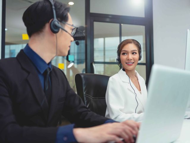 Ilustrasi 2 orang CRM yang sedang berkerja