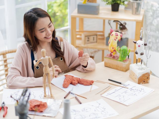 Ilustrasi seorang yang sedang merancang strategi bisnis dari hobinya.