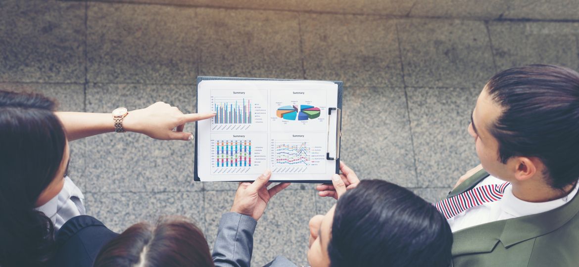Seorang pebisnis yang sedang melakukan analisis kompetitor.