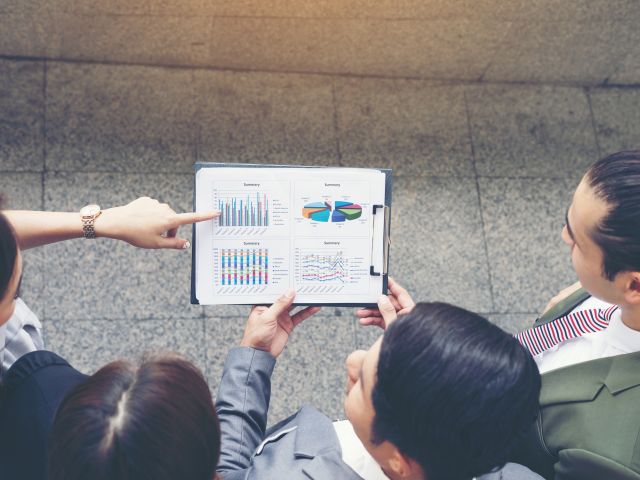 Seorang pebisnis yang sedang melakukan analisis kompetitor.