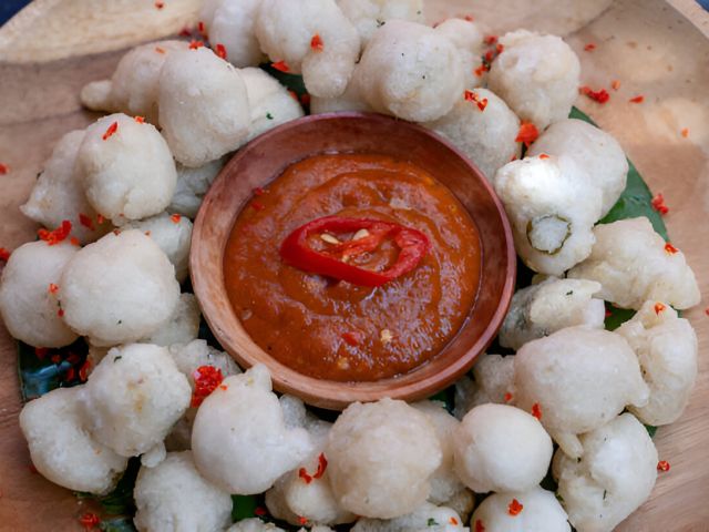 Ilustrasi jajanan cireng yang terbuat dari olahan aci.