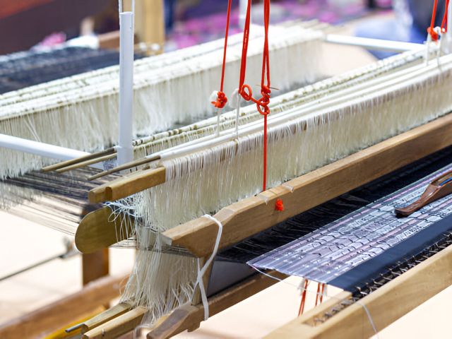 Ilustrasi alat tradisional pembuatan kain tenun Indonesia.