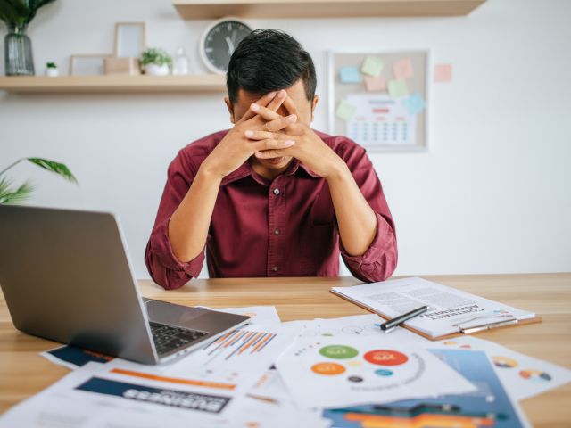 Ilustrasi seorang yang sedang dalam posisi bisnis stagnan