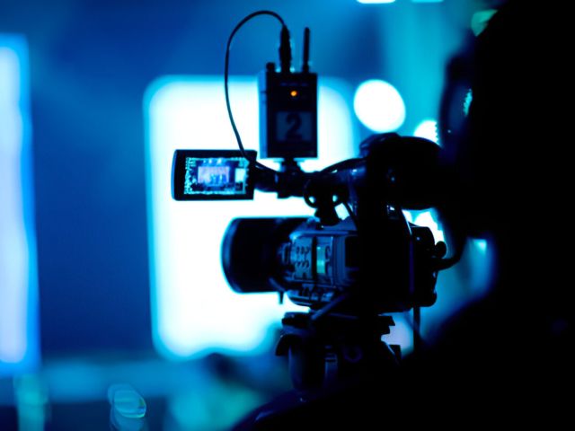 Ilustrasi seorang videography mengatur angle kamera