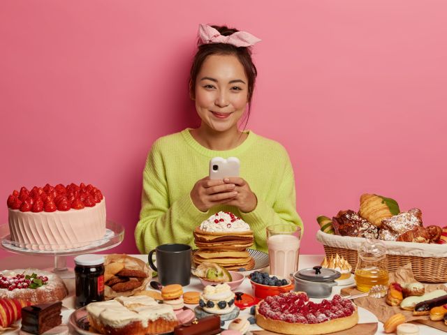 Ilustrasi seorang Gen Z atau Milenia; menyantap jajanan