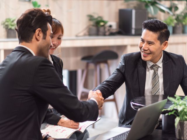 seorang eksportir dan buyer, sedang berjabat tangan