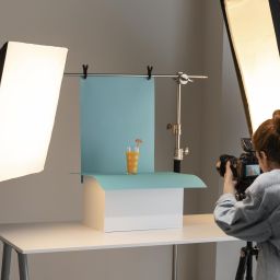 Ilustrasi seorang yang sedang foto produk.