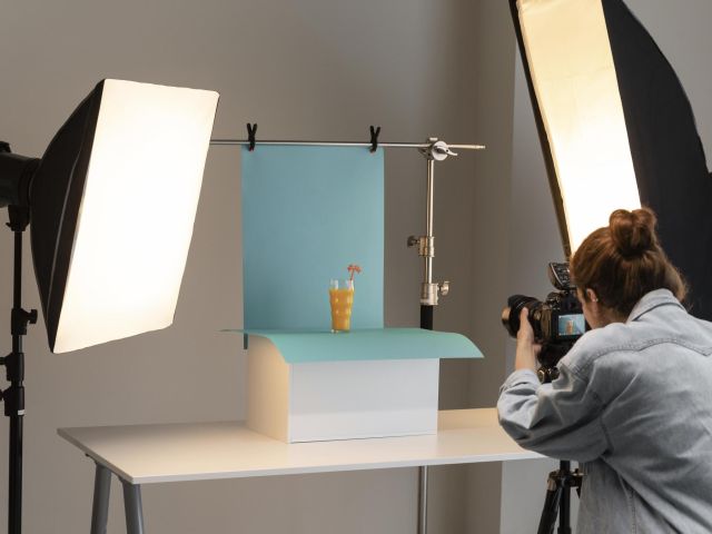 Ilustrasi seorang yang sedang foto produk.